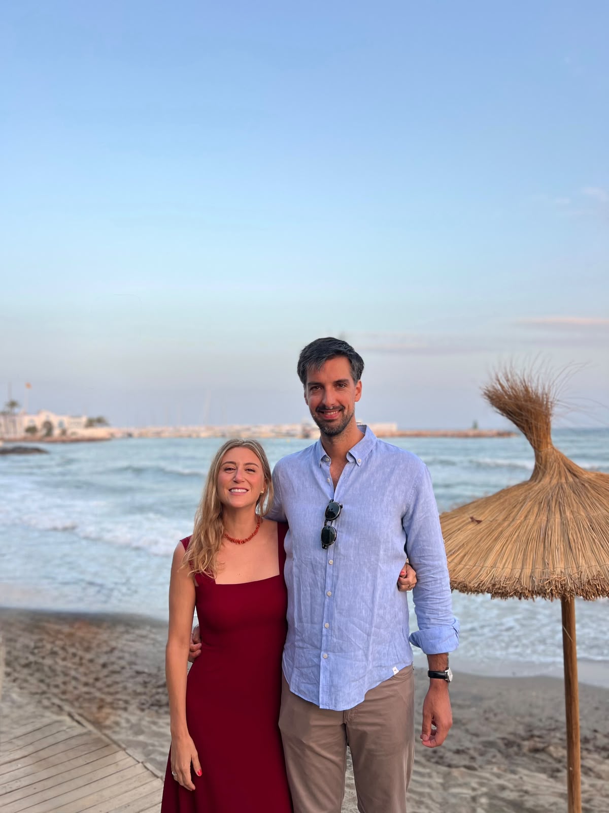 Reyes y Francisco junto al mar en Marbella