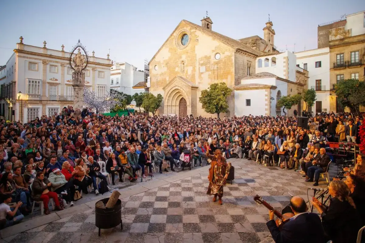 Una zambomba en Jerez, con música y gente celebrando